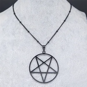 Detaillierte Makroansicht der schwarzen Pentagramm-Halskette mit Perlenkette-Stil