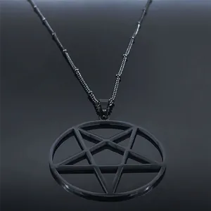 Makroaufnahme der gotischen schwarzen Pentagramm-Halskette mit verzierter Metallkette