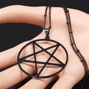 Detailansicht eines mattschwarzen Pentagramm-Anhängers mit Perlenkette auf einer Hand