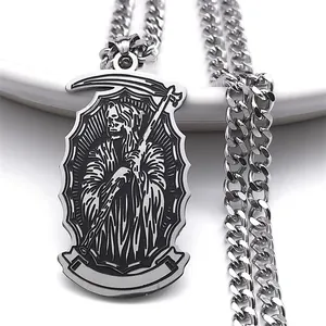 Vue macro du pendentif bouclier faucheuse argenté avec détails gravés en émail noir