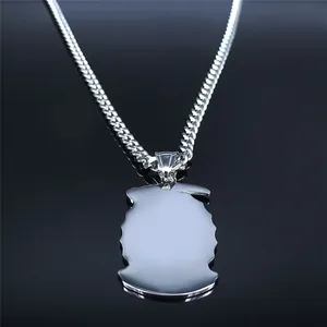 Pendentif bouclier poli en acier inoxydable avec faux de faucheuse sur chaîne cubaine