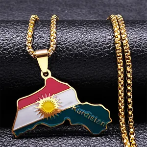 Détail macro du pendentif carte Kurdistan doré avec émail drapeau sur fond de cuir noir