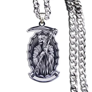 Pendentif faucheuse et crâne argenté sur une grosse chaîne cubaine pour homme
