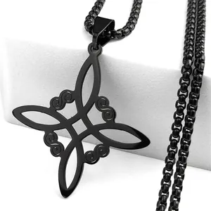 Macro-opname van zwarte roestvrijstalen Keltische knoop hanger met vierkante box-ketting