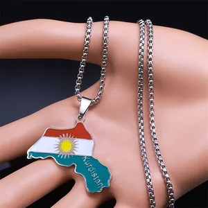 Gros plan du collier avec pendentif carte du Kurdistan et drapeau en émail coloré