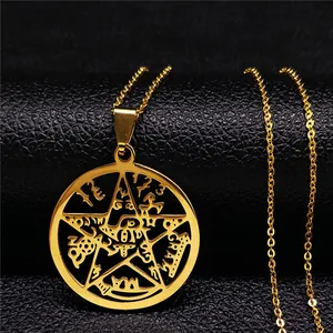 Detailopname van een gouden pentagram hanger ketting op zwarte lederen ondergrond