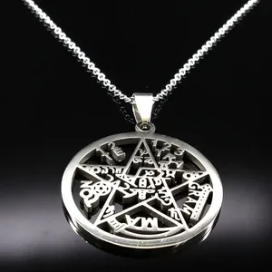 Macro-opname van zilveren Tetragrammaton pentagram hanger met gepolijste reflectie
