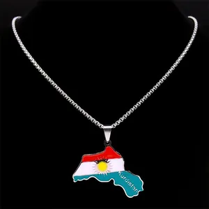 Collier carte du Kurdistan en argent avec drapeau coloré sur fond noir élégant