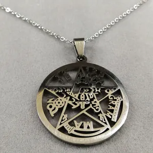 Macro-opname van de zilveren roestvrijstalen pentagram hanger met occulte symbolen