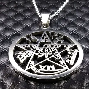Macro-opname van een zilveren pentagram hanger met Hebreeuwse gravure op zwart decor