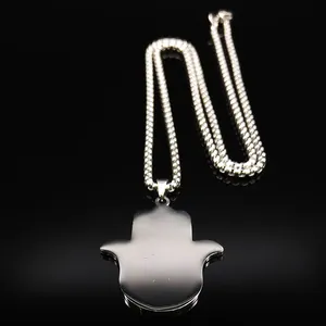 Pendentif Main de Fatma vintage en acier inoxydable poli avec chaîne à billes sur fond noir