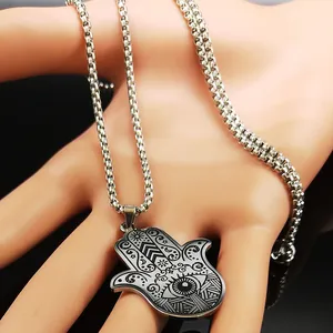 Détail du pendentif main de Hamsa rétro avec gravure Evil Eye et chaîne en métal