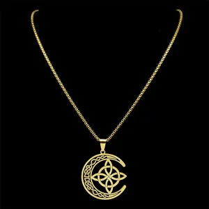 Makroaufnahme des goldenen Halbmond-Anhängers mit keltischem Knoten an der Kette