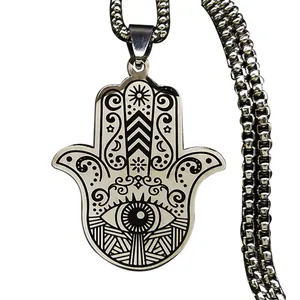 Collier Main de Fatma vintage avec gravures soleil, lune et mauvais œil sur l'acier inox