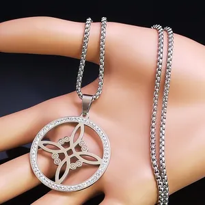Detailansicht der gotischen Keltischer Knoten Kette mit Zirkonia und runder Gliederkette