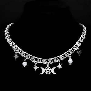 Vista de detalle del collar diosa triple luna plateado con estrellas y perlas en busto