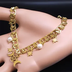 Detalle del collar triple luna Hécate dorada con perlas y estrellas en la mano