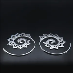 Détail de boucles d'oreilles spirales en acier argenté avec motif de fleur mandala