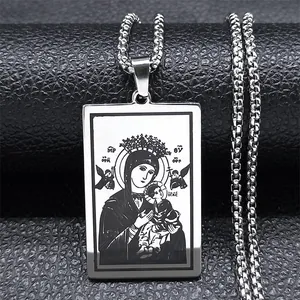 Poliertes Edelstahl-Halskette mit Maria-Anhänger und Box-Kette auf Lederhintergrund