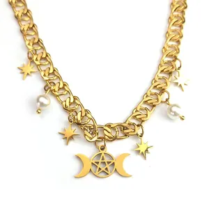 Collar diosa triple luna con colgantes de pentagrama y perlas blancas en cadena dorada