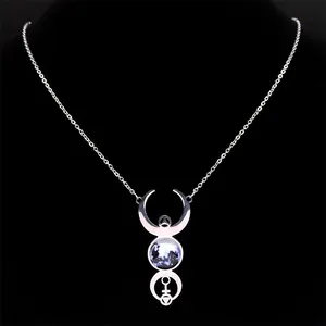 Collier Triple Lune Hécate en acier inoxydable avec pendentif galaxie bleue sur un présentoir
