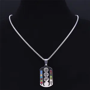 Collar con colgante medalla de San Benito y piedras de colores en soporte de terciopelo