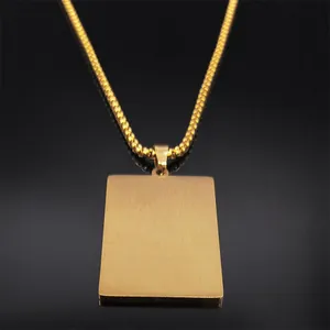 Minimalistischer rechteckiger Gold-Edelstahlanhänger an einer Boxkette auf Schwarz