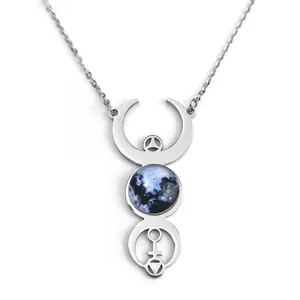 Collier Hécate triple lune en acier argenté avec cabochon en verre nébuleuse bleue