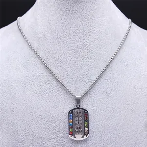 Primer plano del colgante rectangular de San Benito con circones de colores y cadena de bolas