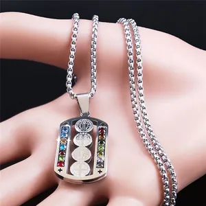 Detalle del collar medalla San Benito con diamantes de imitación y cadena veneciana