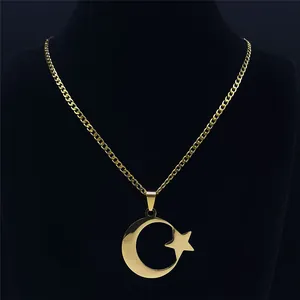 Collar dorado con colgante de luna creciente y estrella en soporte de terciopelo
