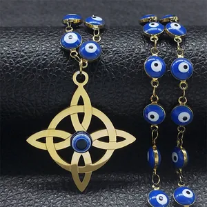 Detail eines keltischen Knotenanhängers mit blauen bösen Augen auf schwarzem Leder