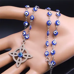Makroaufnahme der keltischen Evil-Eye-Halskette mit Sternanhänger und blauen Perlen