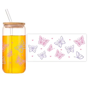 Detail van 16oz glazen beker met vlinder UV-print, bamboe deksel en glazen rietje