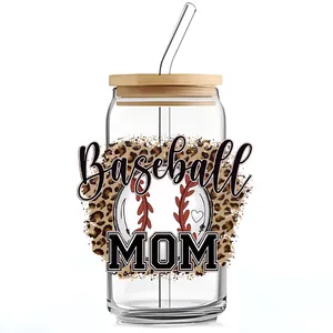 Détail du verre 16oz avec transfert UV DTF Baseball Mom, couvercle en bambou et paille
