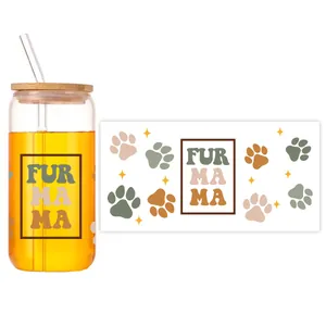 Detail van Fur Mama UV DTF sticker op glas met bamboe deksel en glazen rietje