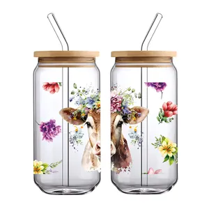 Zwei 16oz Gläser mit bunten Blumen-Kuh-Drucken, Bambusdeckeln und Glasstrohhalmen im Set