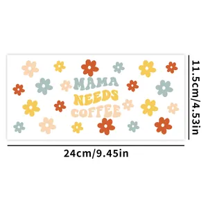 Detail van de 24x11,5 cm UV DTF-sticker met MAMA NEEDS COFFEE bloemmotief