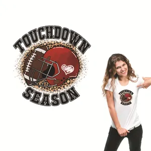 Détail de l'impression thermique rugby touchdown season sur un t-shirt décontracté blanc