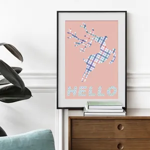 Cadre moderne noir avec silhouette de renne à carreaux sur fond rose et violet