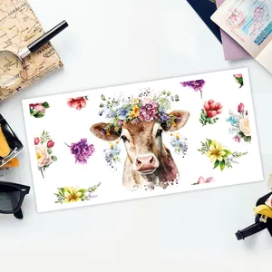 Detail eines UV-DTF-Aufklebers mit Blumen-Kuh-Design auf einem Reiseschreibtisch-Setup