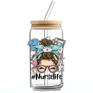 Détail du design autocollant UV DTF Nurse Life 16oz sur gobelet en verre avec couvercle