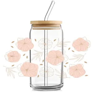 Detailansicht eines 16oz Glases mit floralen UV-DTF-Aufklebern, Bambusdeckel und Glasstrohhalm