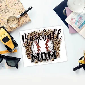 Détail macro de l'autocollant UV DTF Baseball MOM avec imprimé léopard sur décor voyage