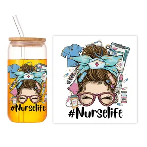 Détail du verre 16oz avec autocollant UV DTF infirmière et couvercle en bambou