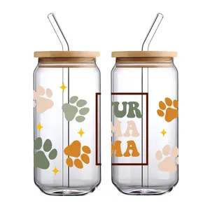 Detailweergave van 16oz blikvormige glazen met Fur Mama-pootjes en bamboe deksels