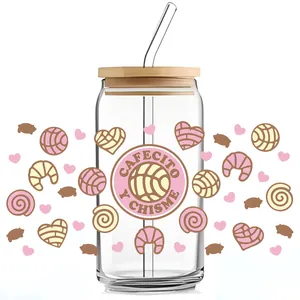 Vaso de 16oz con diseño Cafecito y Chisme, tapa de bambú y pajita de vidrio incluida