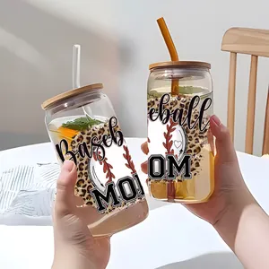 Détail du verre 16oz avec motif léopard Baseball MOM et couvercle en bambou