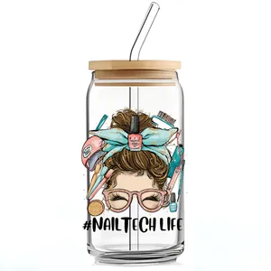 Détail d'autocollant UV DTF sur verre de 16oz avec illustration de prothésiste ongulaire