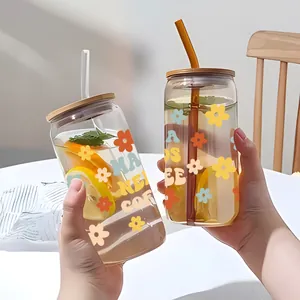 Detail van Mama Needs Coffee bloemenstickers op 16oz glazen blikjes met bamboe deksels